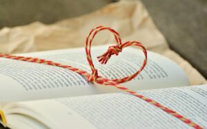 介護職を続けるか転職かで悩んでいるあなたにおすすめの解決策は？