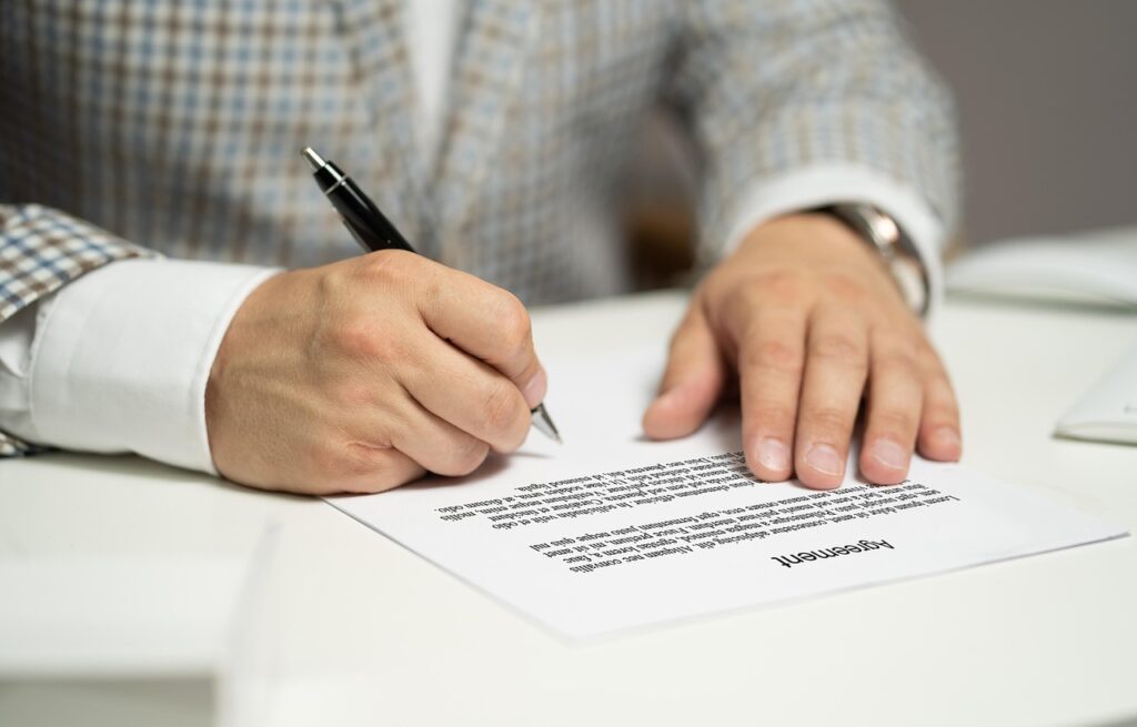 介護転職で契約社員から正社員になるためのポイントは？