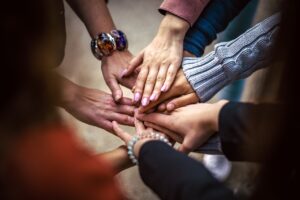 介護における人間関係が辛い時の解決法は？