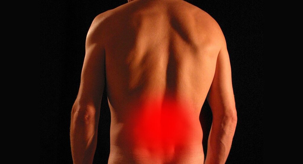 介護の仕事で腰痛が悪化した場合、退職するべきか？