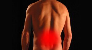介護の仕事で腰痛が悪化した場合、退職するべきか？
