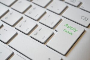 介護転職エージェントで昇給ありの求人を見つける方法は？
